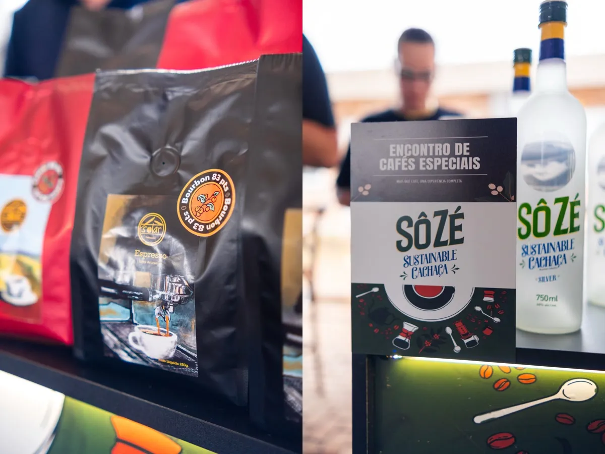 Pacote de café em um estande e garrafas ao lado de placa do Encontro de Cafés Especiais
