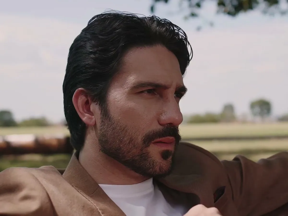 Rosto de homem de perfil, com campo ao fundo