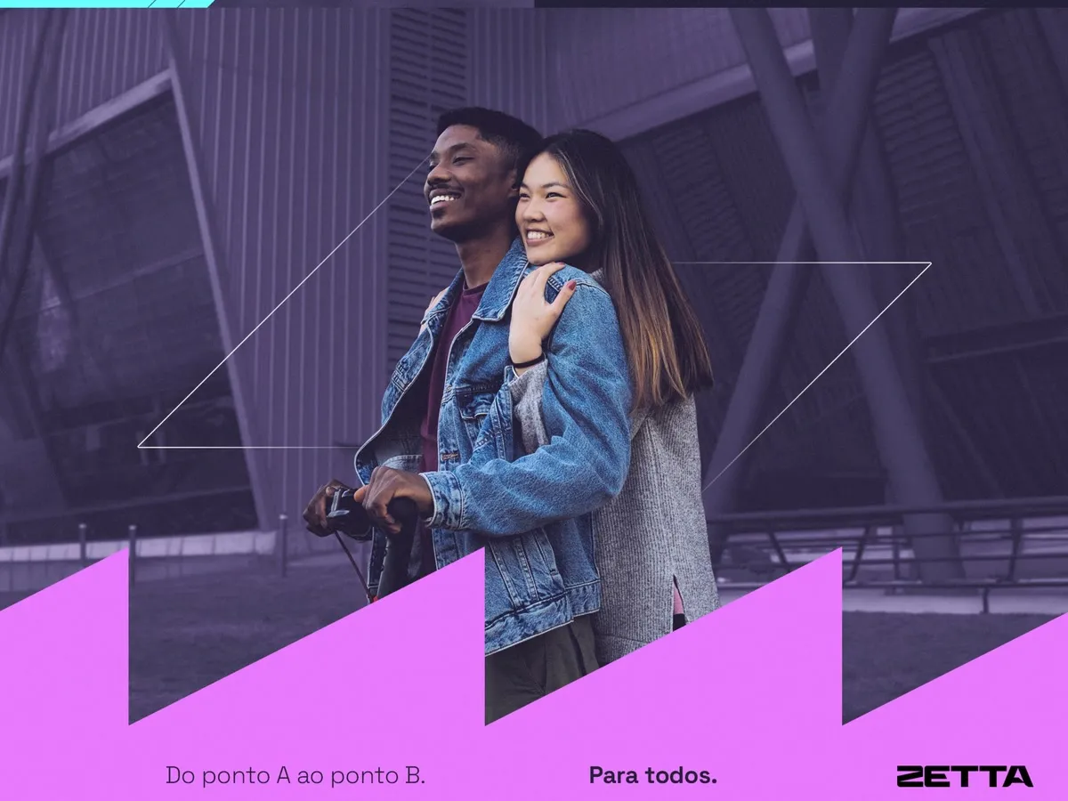 Casal sorrindo em uma peça da marca com faixas em lilás